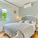 Βίλα Charming Marin, 30 Meters From The Beach, Pool Heated, Split-trogir Area