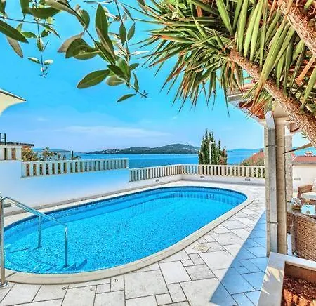 Charming Marin, 30 Meters From The Beach, Pool Heated, Split-trogir Area