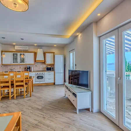 Βίλα Charming Marin, 30 Meters From The Beach, Pool Heated, Split-trogir Area *