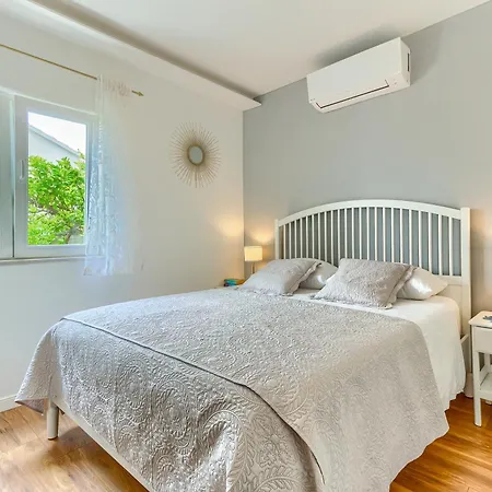 Villa Charming Marin, 30 Meters From The Beach, Pool Heated, Split-trogir Area